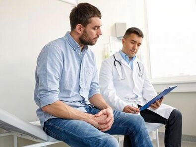 Doktor membantu lelaki itu menentukan punca pelepasan patologi dari uretra